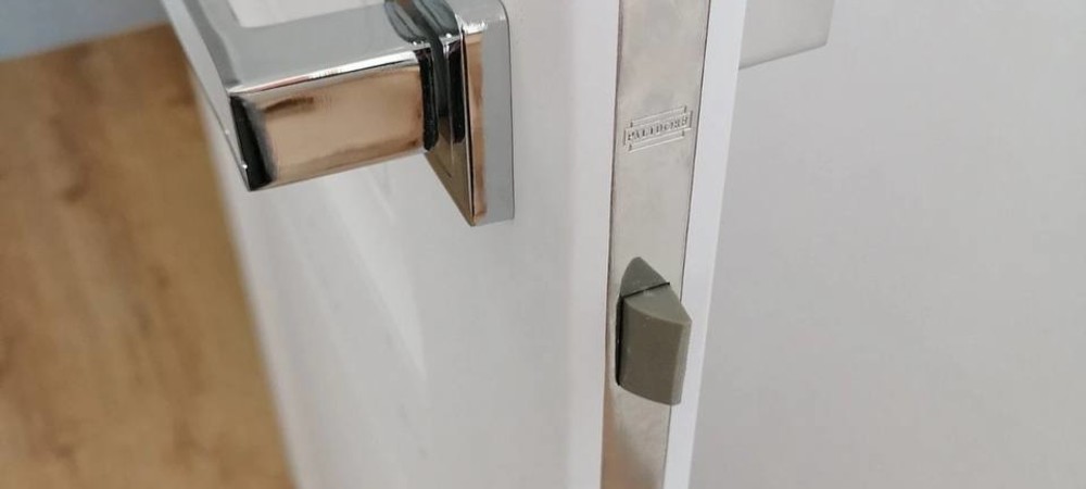 Установили дверь из глухого полотна